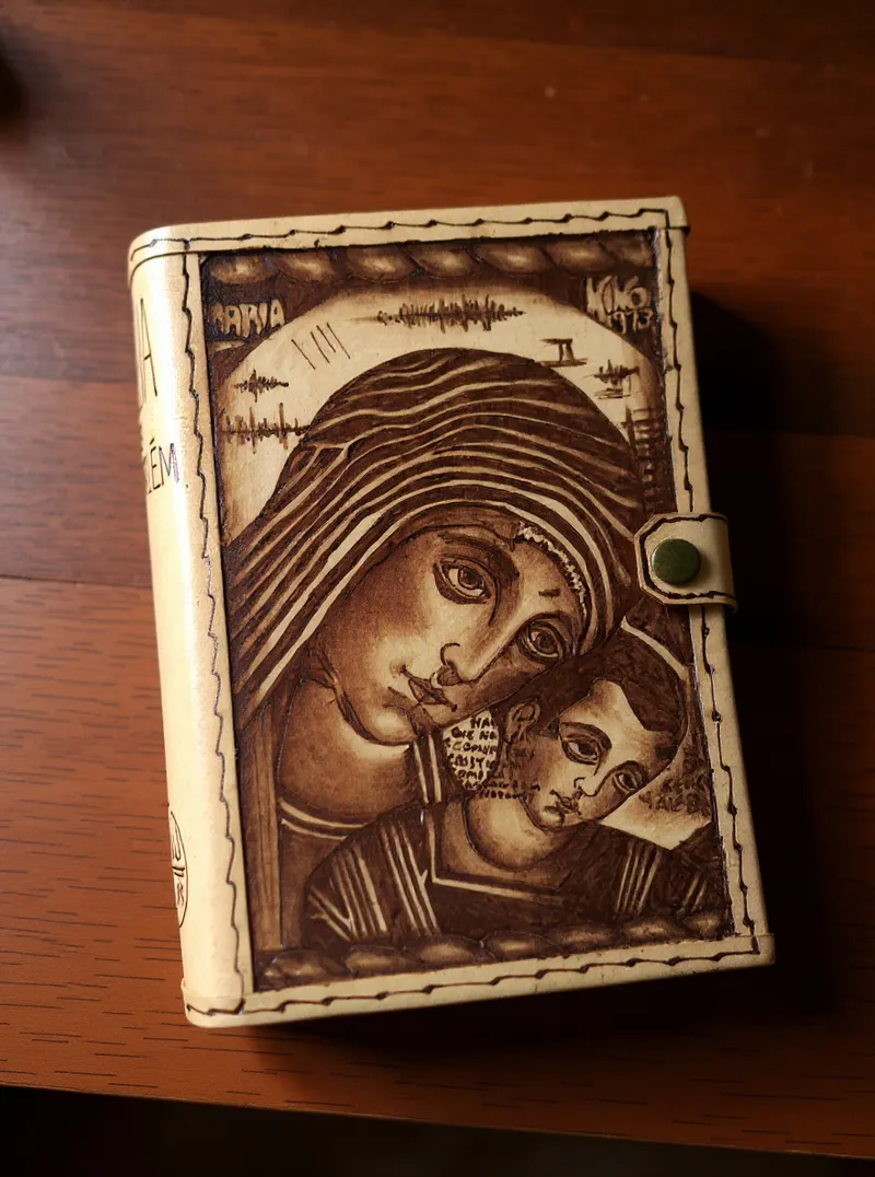 Capa de Bíblia em couro legítimo com pirografia artesanal